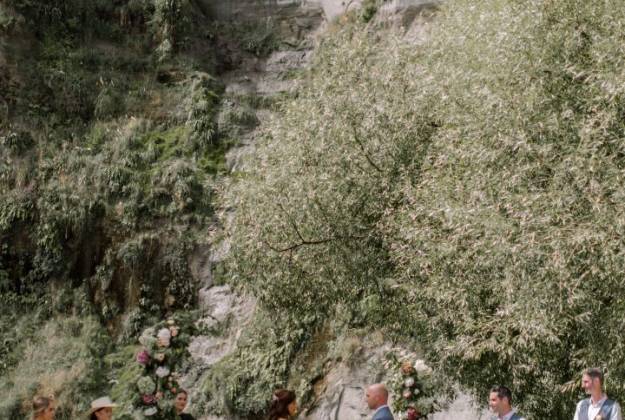Bathroom and amenities in Deluxe lodge at Rathmoy Estate